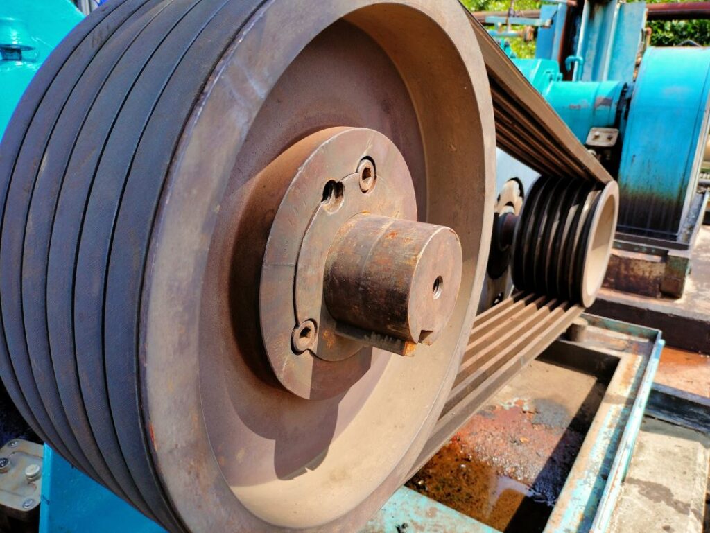 seen 2 pulleys connected to the V belt totaling 6 pcs on the construction of the pump and motor as a connector